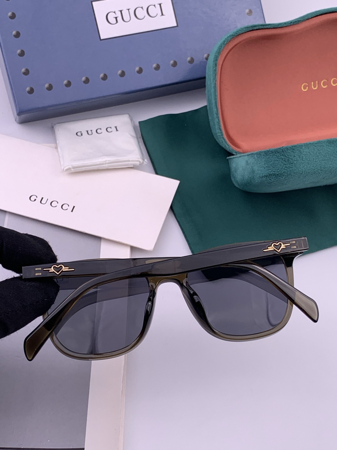 Gucci   情侣款 经典的方框设计，不挑脸型，无论搭配大衣还是连衣裙都非常显气质高清偏光镜片预防紫外