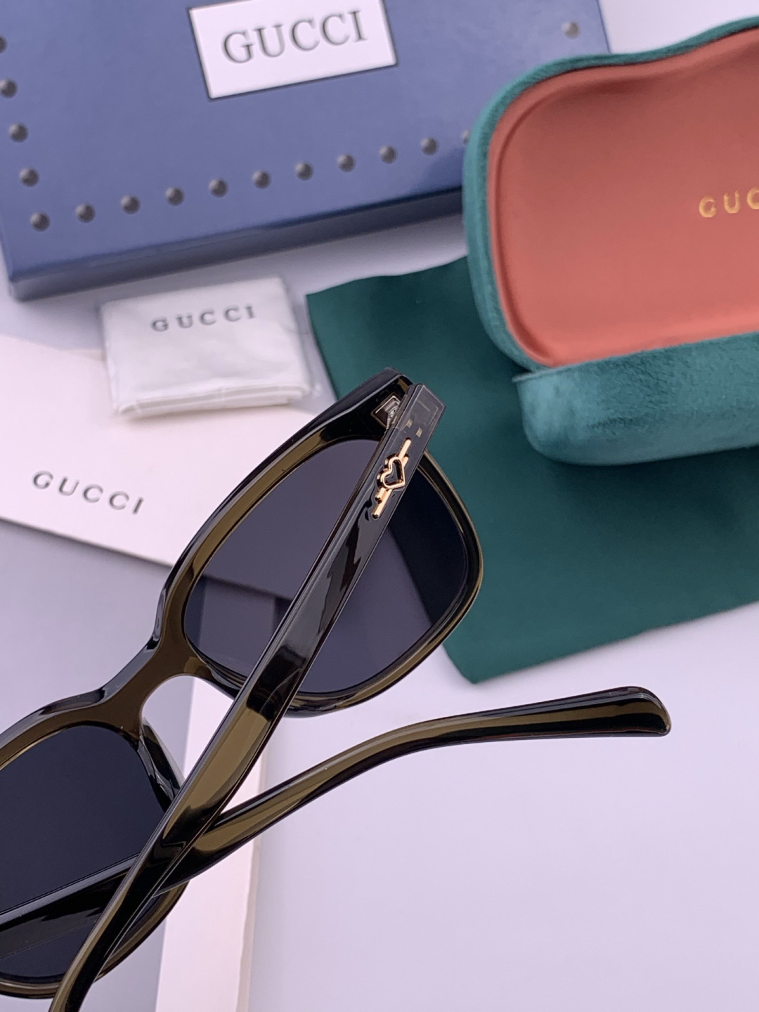 Gucci   情侣款 经典的方框设计，不挑脸型，无论搭配大衣还是连衣裙都非常显气质高清偏光镜片预防紫外