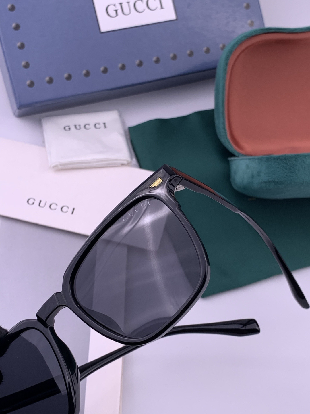 Gucci   情侣款 经典的方框设计，不挑脸型，无论搭配大衣还是连衣裙都非常显气质高清偏光镜片预防紫外