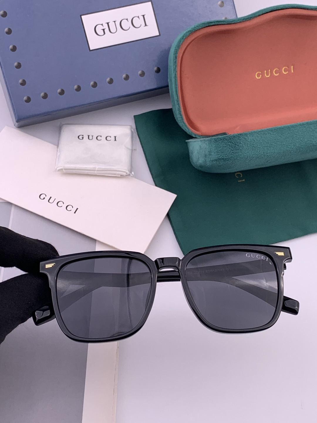 Gucci   情侣款 经典的方框设计，不挑脸型，无论搭配大衣还是连衣裙都非常显气质高清偏光镜片预防紫外