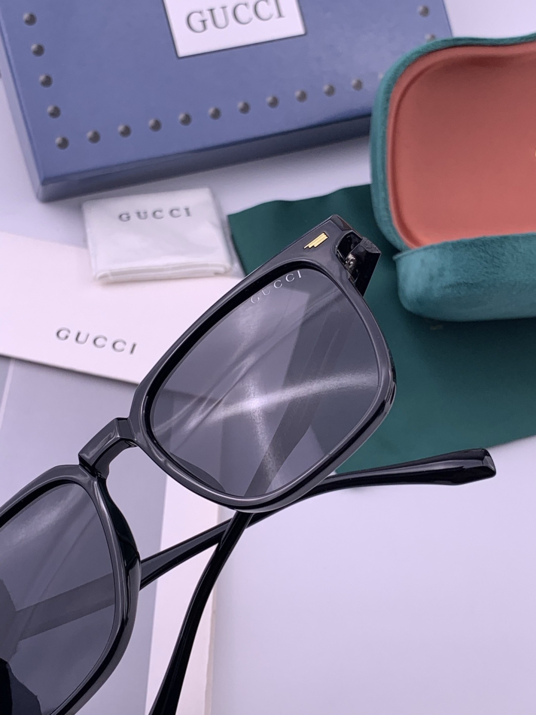 Gucci   情侣款 经典的方框设计，不挑脸型，无论搭配大衣还是连衣裙都非常显气质高清偏光镜片预防紫外
