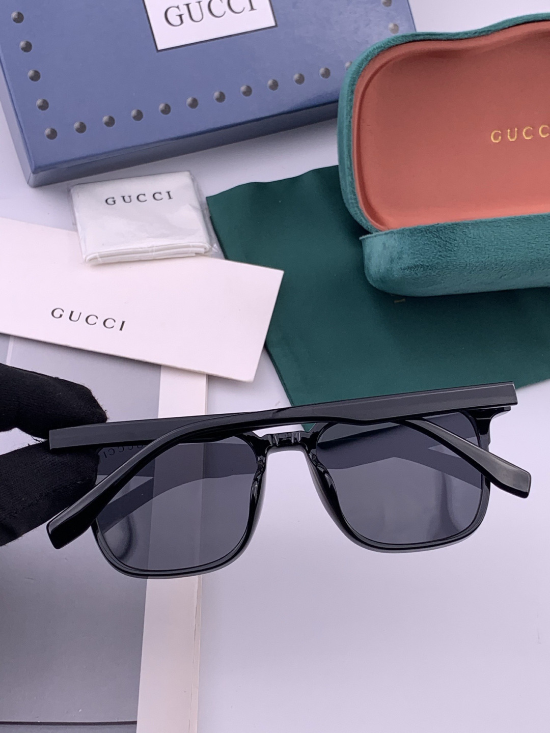 Gucci   情侣款 经典的方框设计，不挑脸型，无论搭配大衣还是连衣裙都非常显气质高清偏光镜片预防紫外