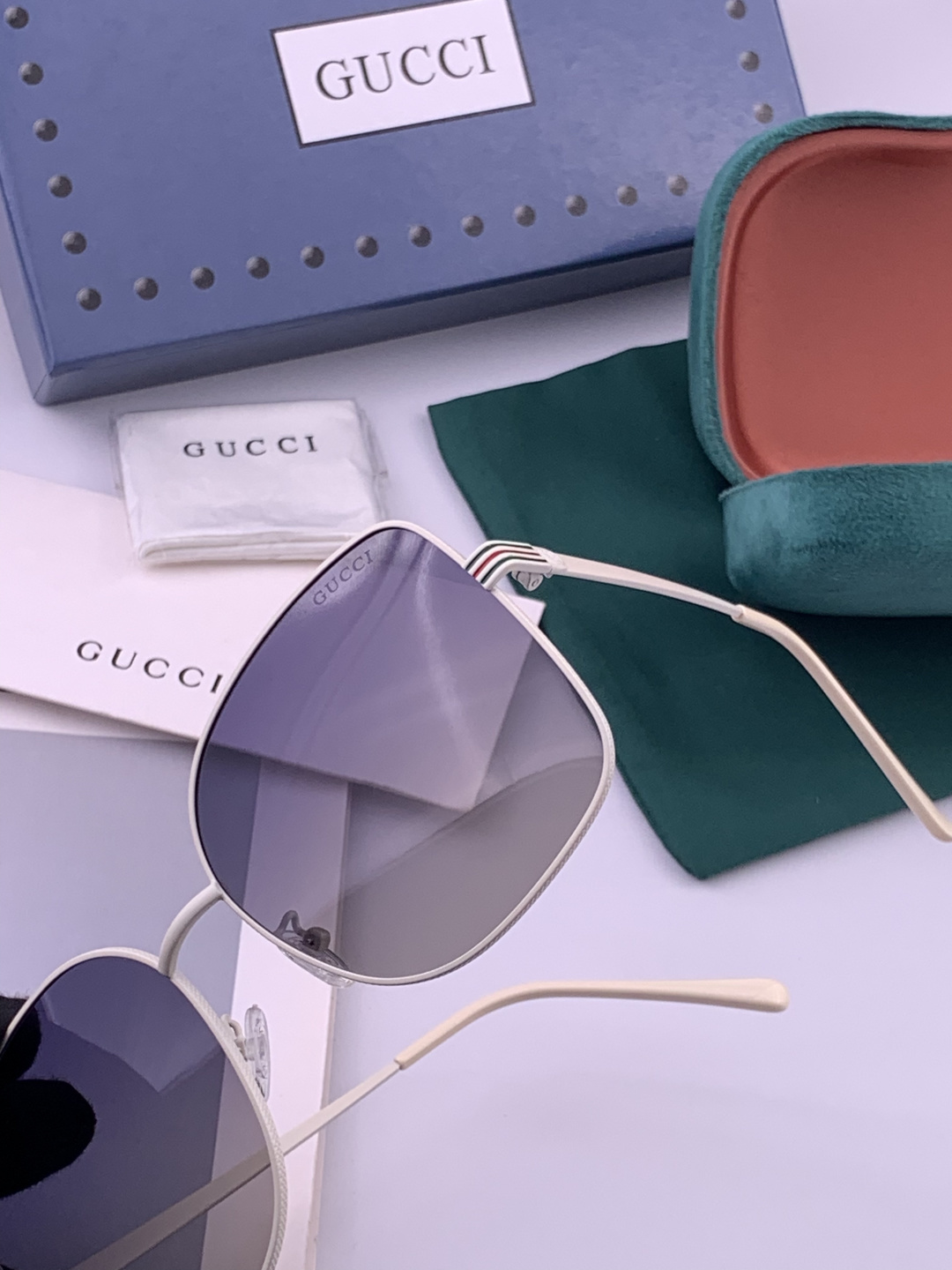 GUCCI 开春新款 最新款方框太阳镜 各路网红纷纷带起气场满分‼️ 俏皮甜美.上脸效果更佳.金属质感超