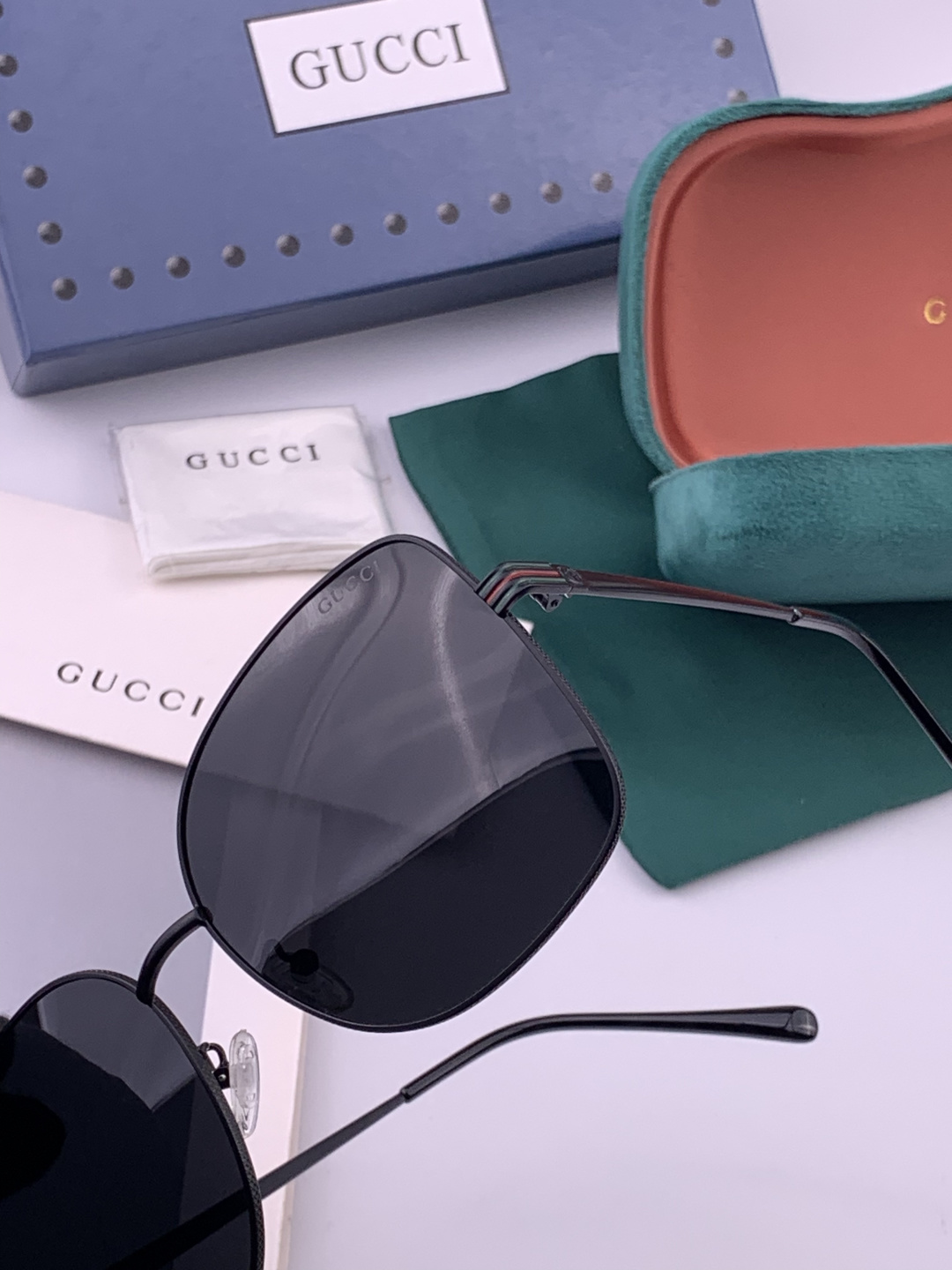 GUCCI 开春新款 最新款方框太阳镜 各路网红纷纷带起气场满分‼️ 俏皮甜美.上脸效果更佳.金属质感超