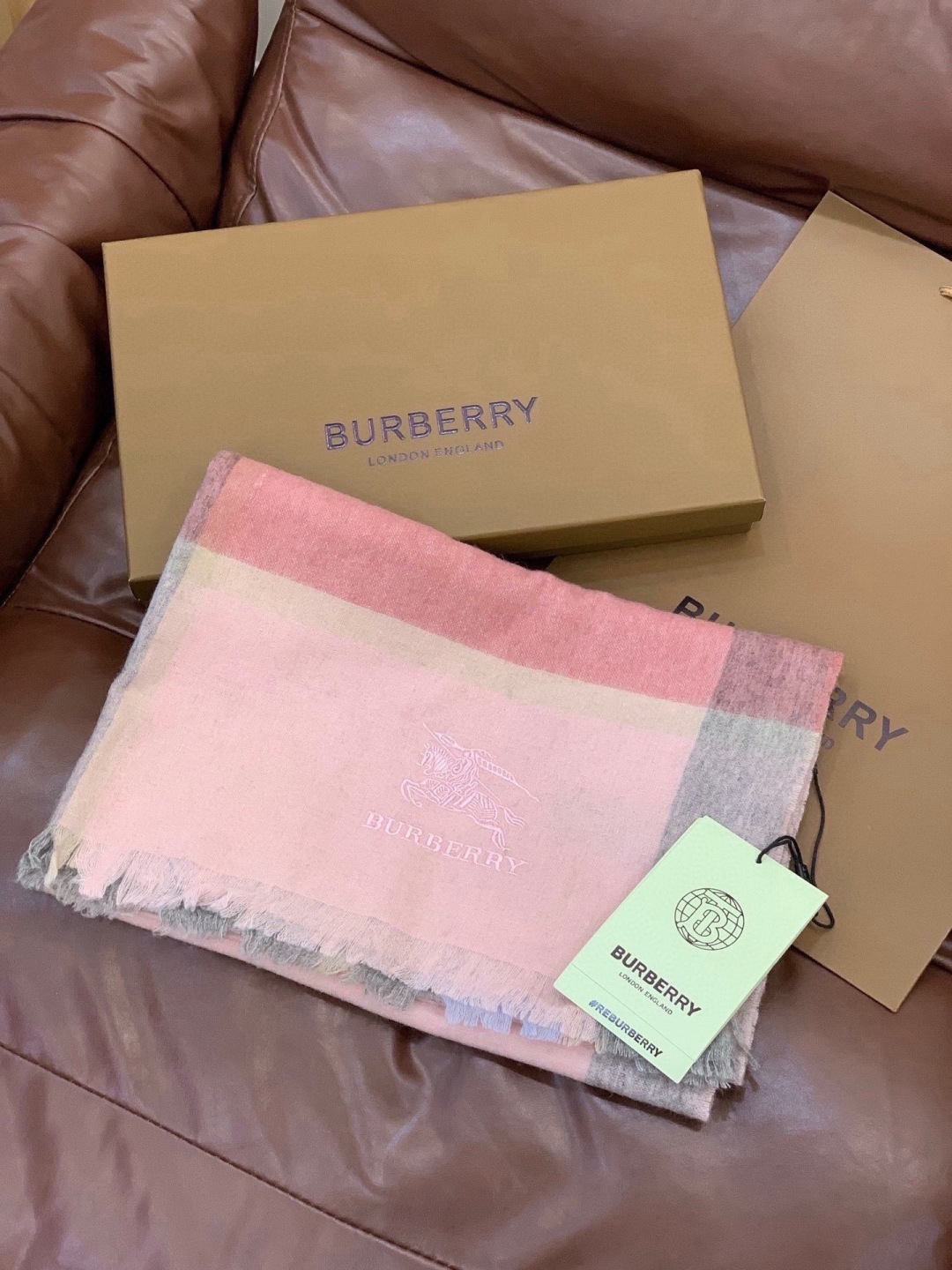 巴宝莉   burberry专柜级经典羊绒格子围巾！！真香系列必入推荐！专柜最新品相，目前专柜都换上了纯
