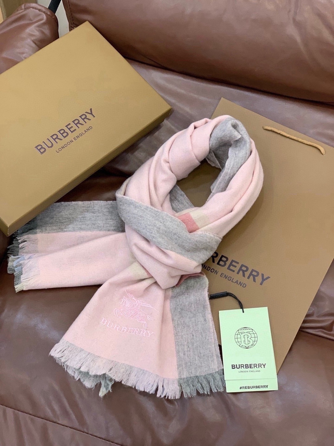 巴宝莉   burberry专柜级经典羊绒格子围巾！！真香系列必入推荐！专柜最新品相，目前专柜都换上了纯