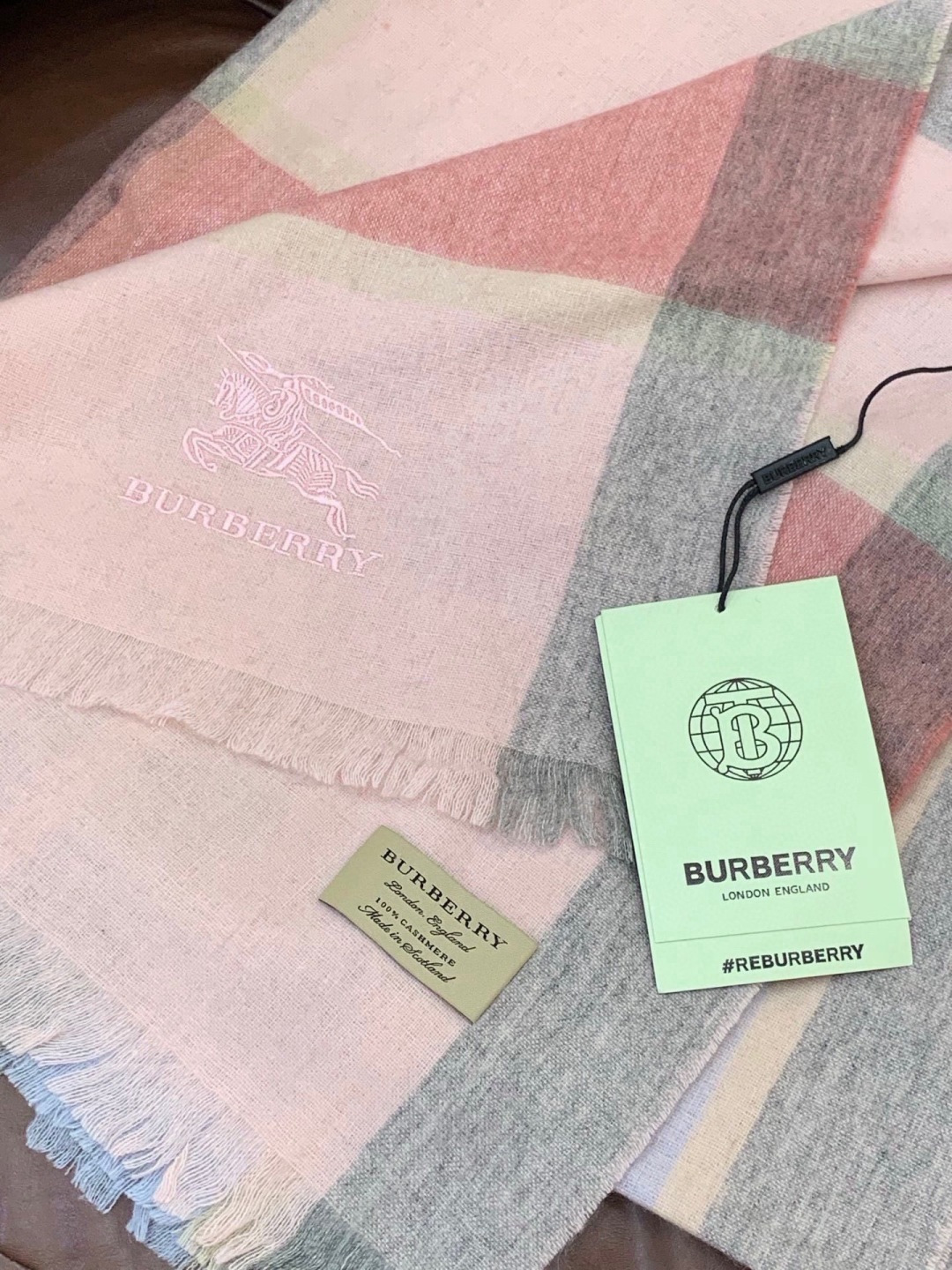 巴宝莉   burberry专柜级经典羊绒格子围巾！！真香系列必入推荐！专柜最新品相，目前专柜都换上了纯