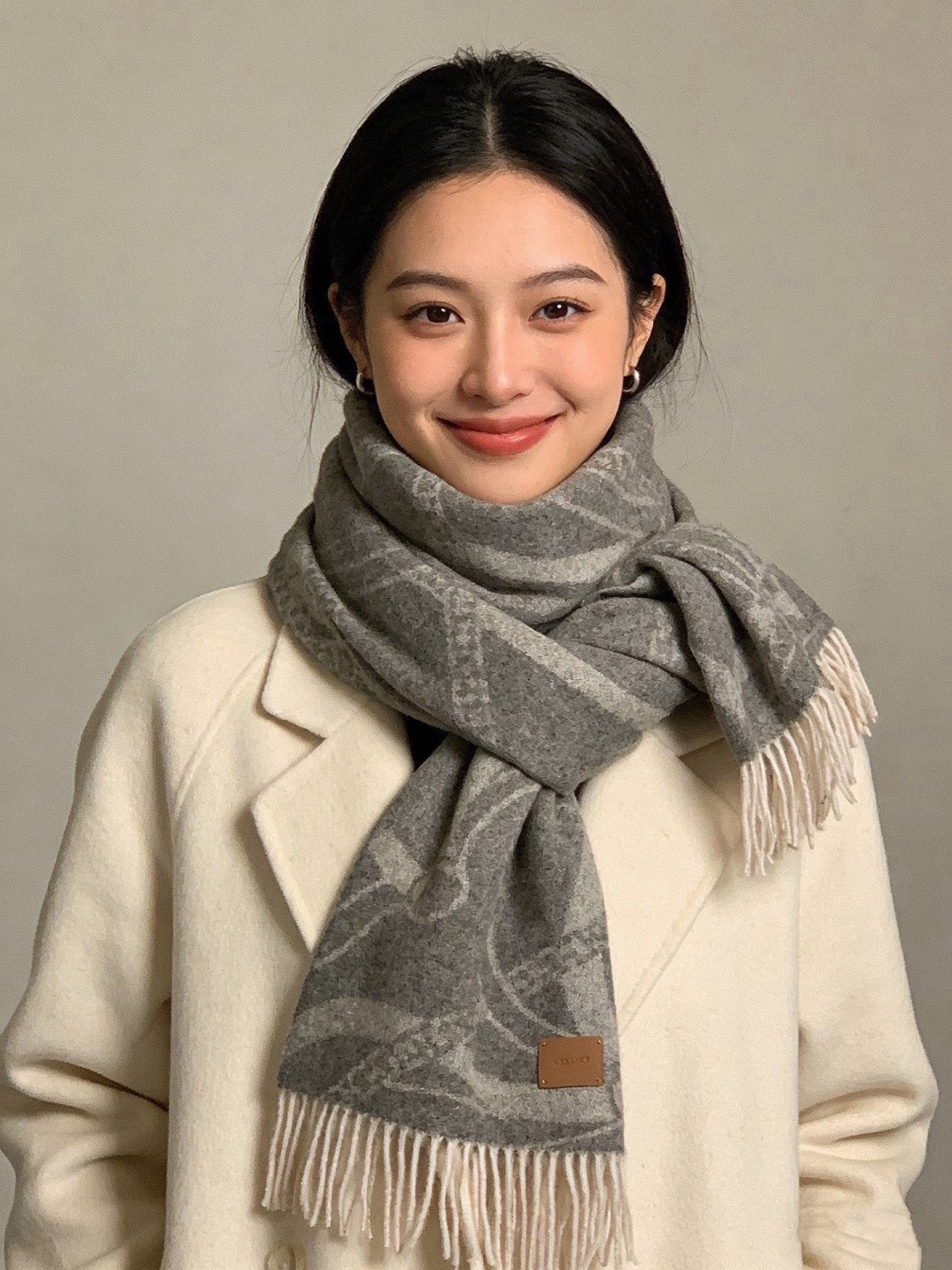 爱马仕👍巴黎时装展商务男士女士羊绒围巾。代工厂臻选上乘的超细羊绒纤维 进行纯手工精梳处理 耗时耗力 再以