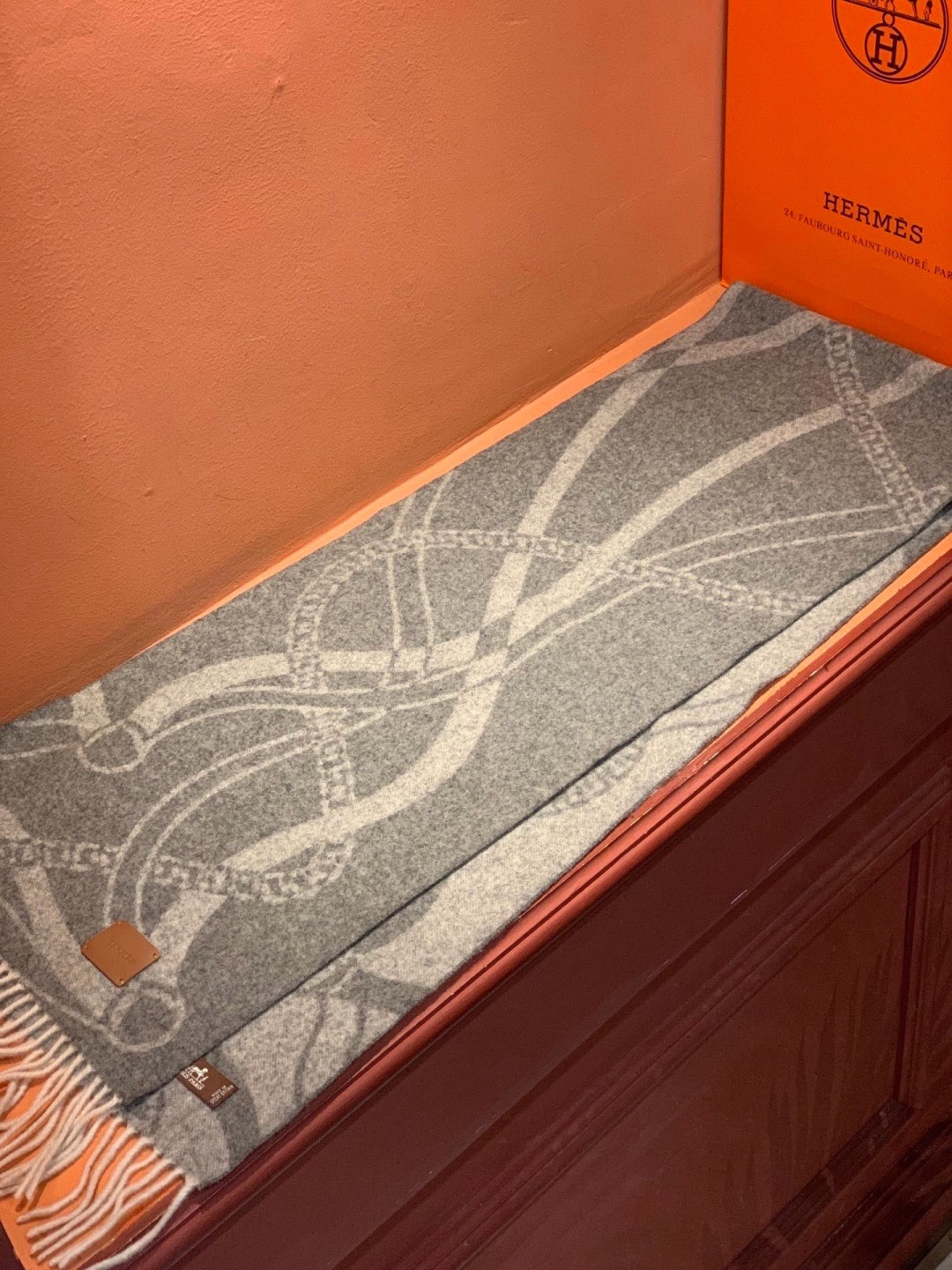 爱马仕👍巴黎时装展商务男士女士羊绒围巾。代工厂臻选上乘的超细羊绒纤维 进行纯手工精梳处理 耗时耗力 再以