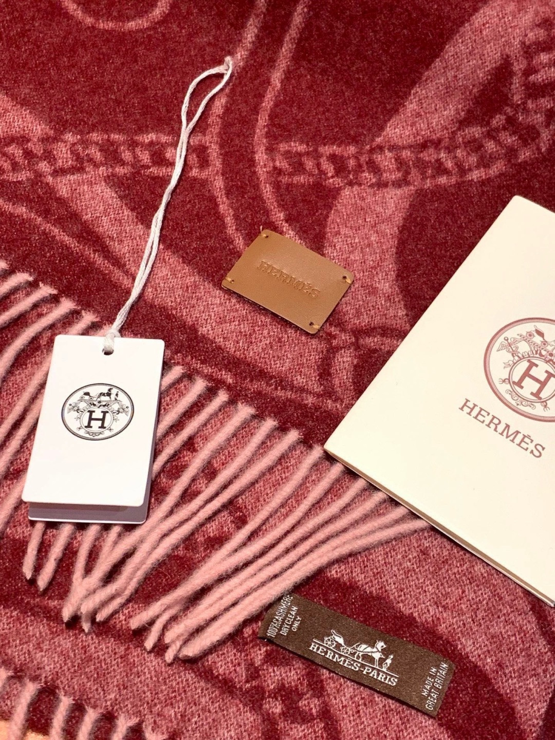 爱马仕👍巴黎时装展商务男士女士羊绒围巾。代工厂臻选上乘的超细羊绒纤维 进行纯手工精梳处理 耗时耗力 再以
