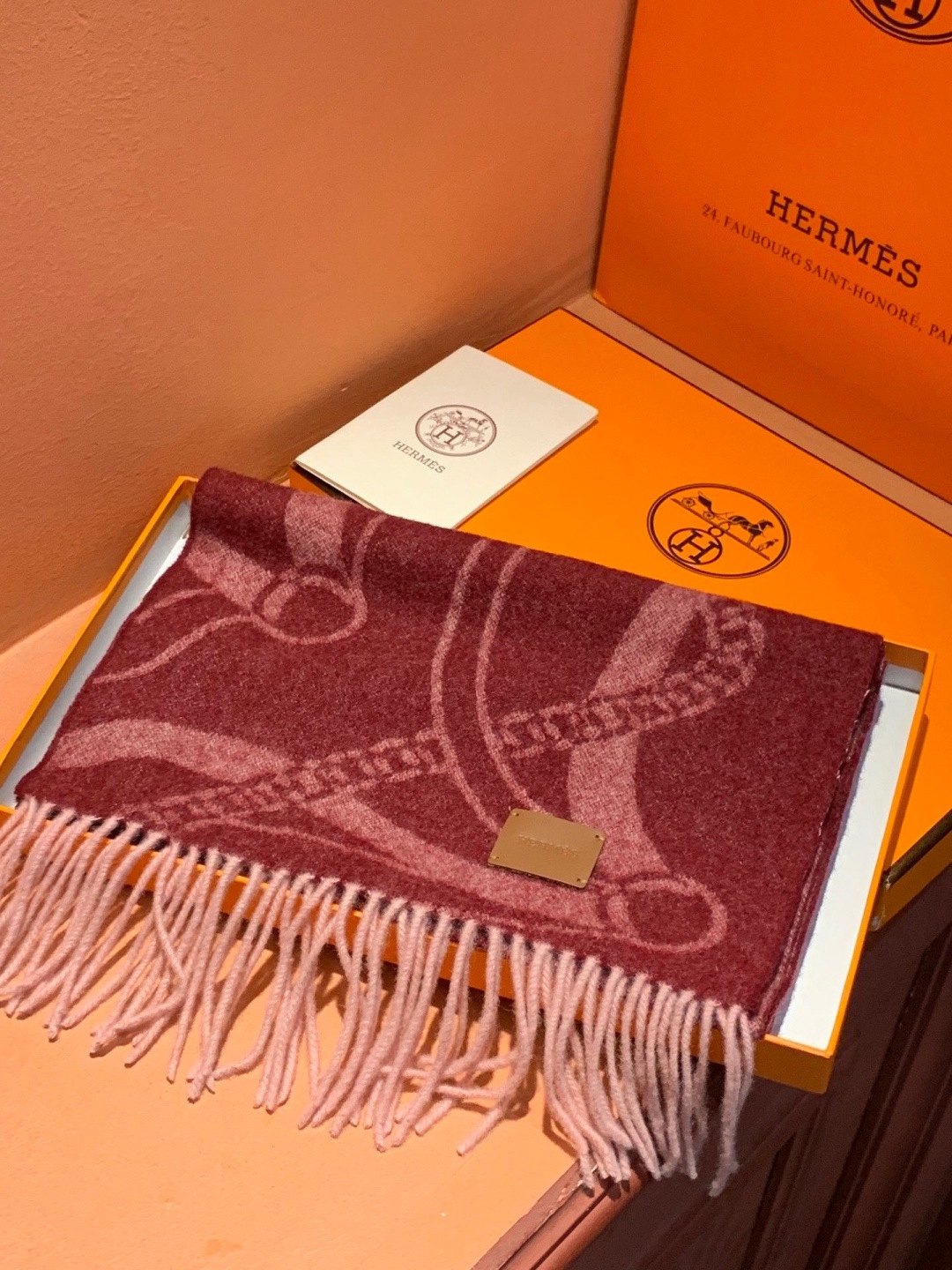 爱马仕👍巴黎时装展商务男士女士羊绒围巾。代工厂臻选上乘的超细羊绒纤维 进行纯手工精梳处理 耗时耗力 再以