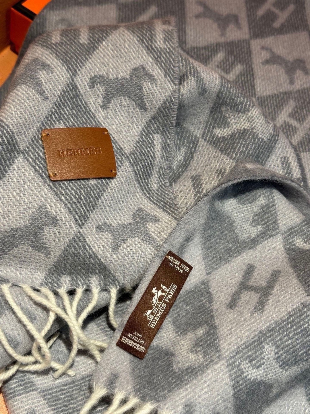 爱马仕👍巴黎时装展商务男士女士羊绒围巾。代工厂臻选上乘的超细羊绒纤维 进行纯手工精梳处理 耗时耗力 再以