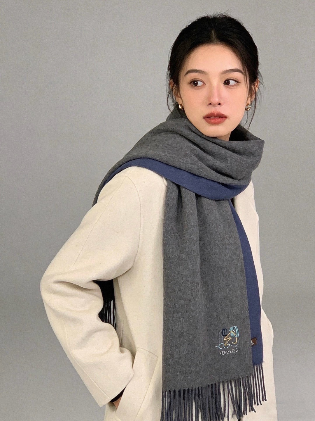 爱马仕👍巴黎时装展商务男士女士羊绒围巾。代工厂臻选上乘的超细羊绒纤维 进行纯手工精梳处理 耗时耗力 再以