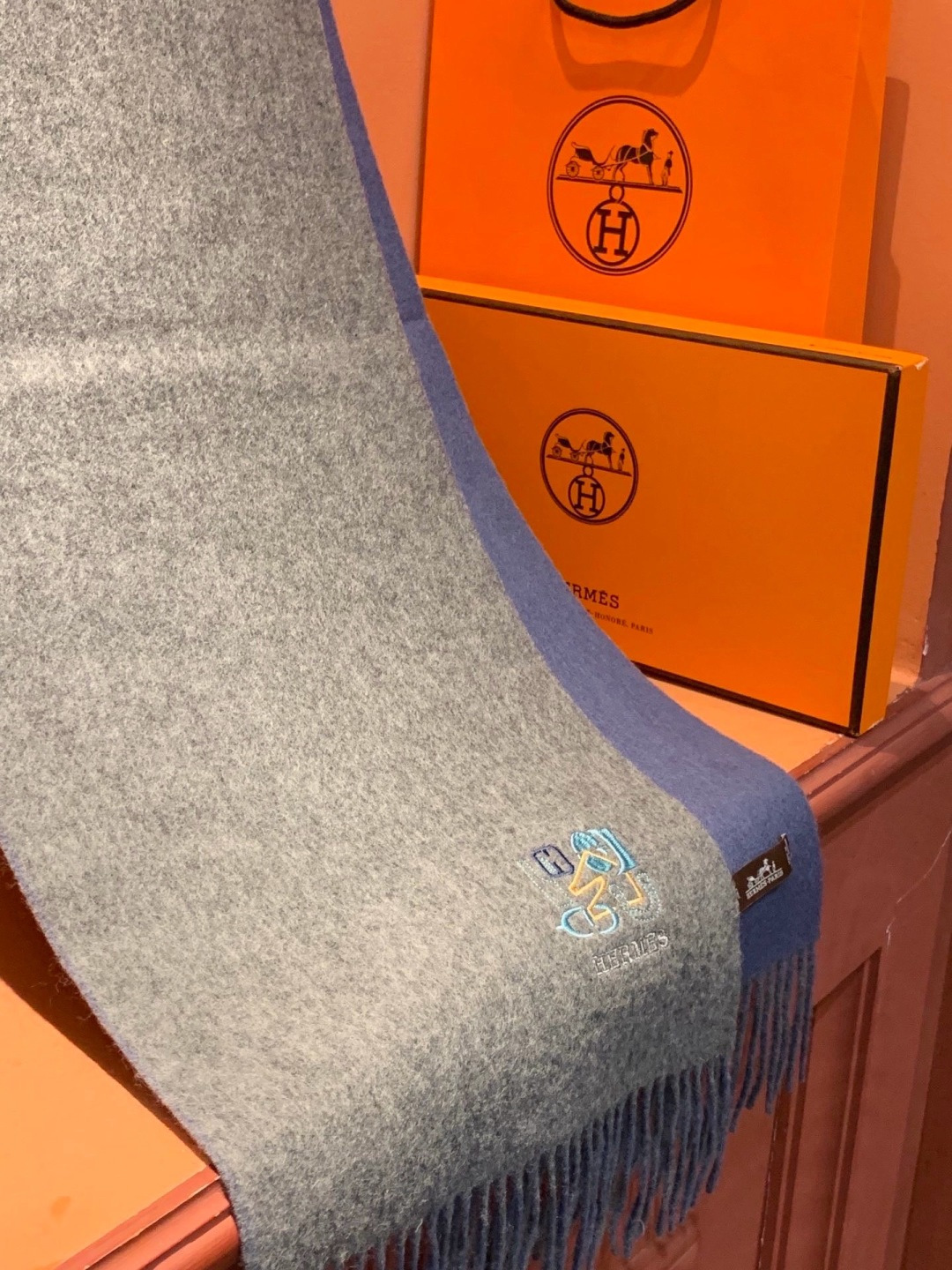 爱马仕👍巴黎时装展商务男士女士羊绒围巾。代工厂臻选上乘的超细羊绒纤维 进行纯手工精梳处理 耗时耗力 再以