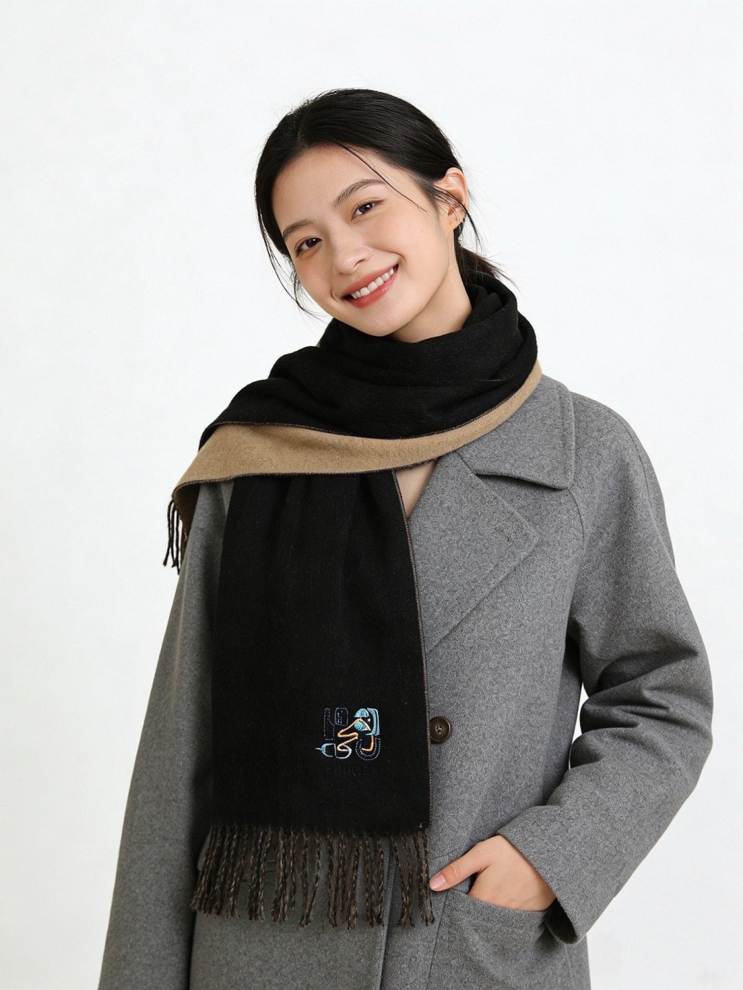 爱马仕👍巴黎时装展商务男士女士羊绒围巾。代工厂臻选上乘的超细羊绒纤维 进行纯手工精梳处理 耗时耗力 再以