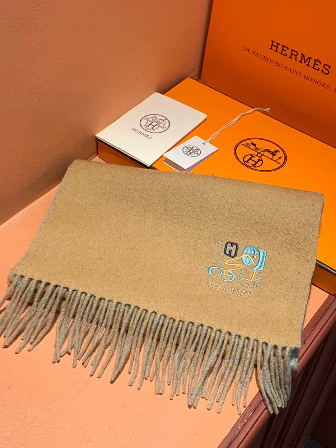 爱马仕👍巴黎时装展商务男士女士羊绒围巾。代工厂臻选上乘的超细羊绒纤维 进行纯手工精梳处理 耗时耗力 再以