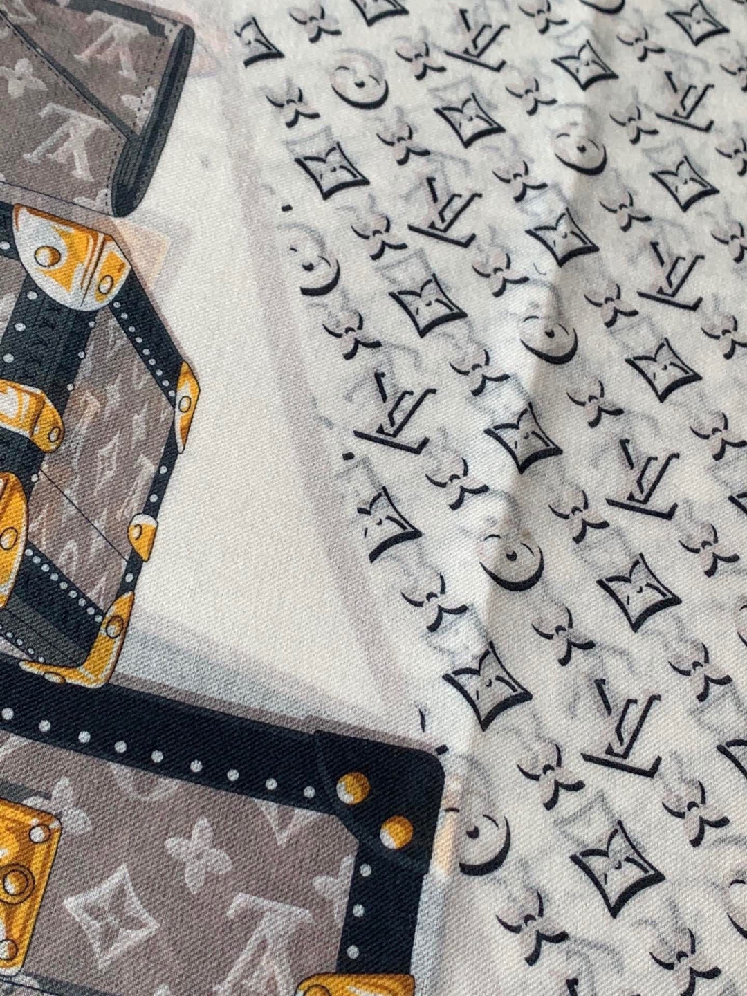 新款上😍真心赞‼ Airline Patches Monogram【V字标识长巾】羊绒长巾，披肩在秉承旅