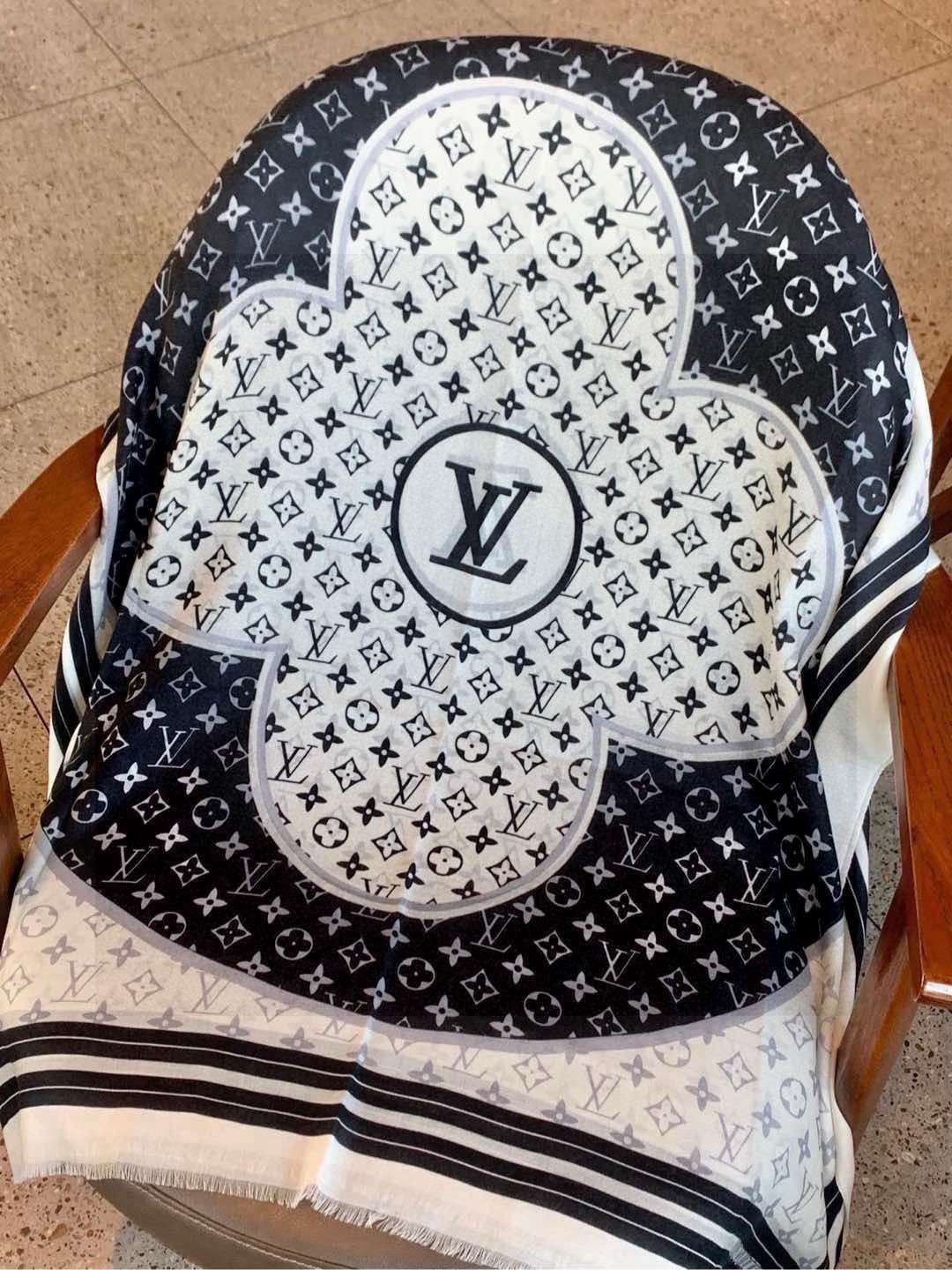 又时髦又百搭！LV新款老花长巾】提升气质和品味的好单品！！四季必备！！真的无敌实用！！Lv难得的羊绒长巾