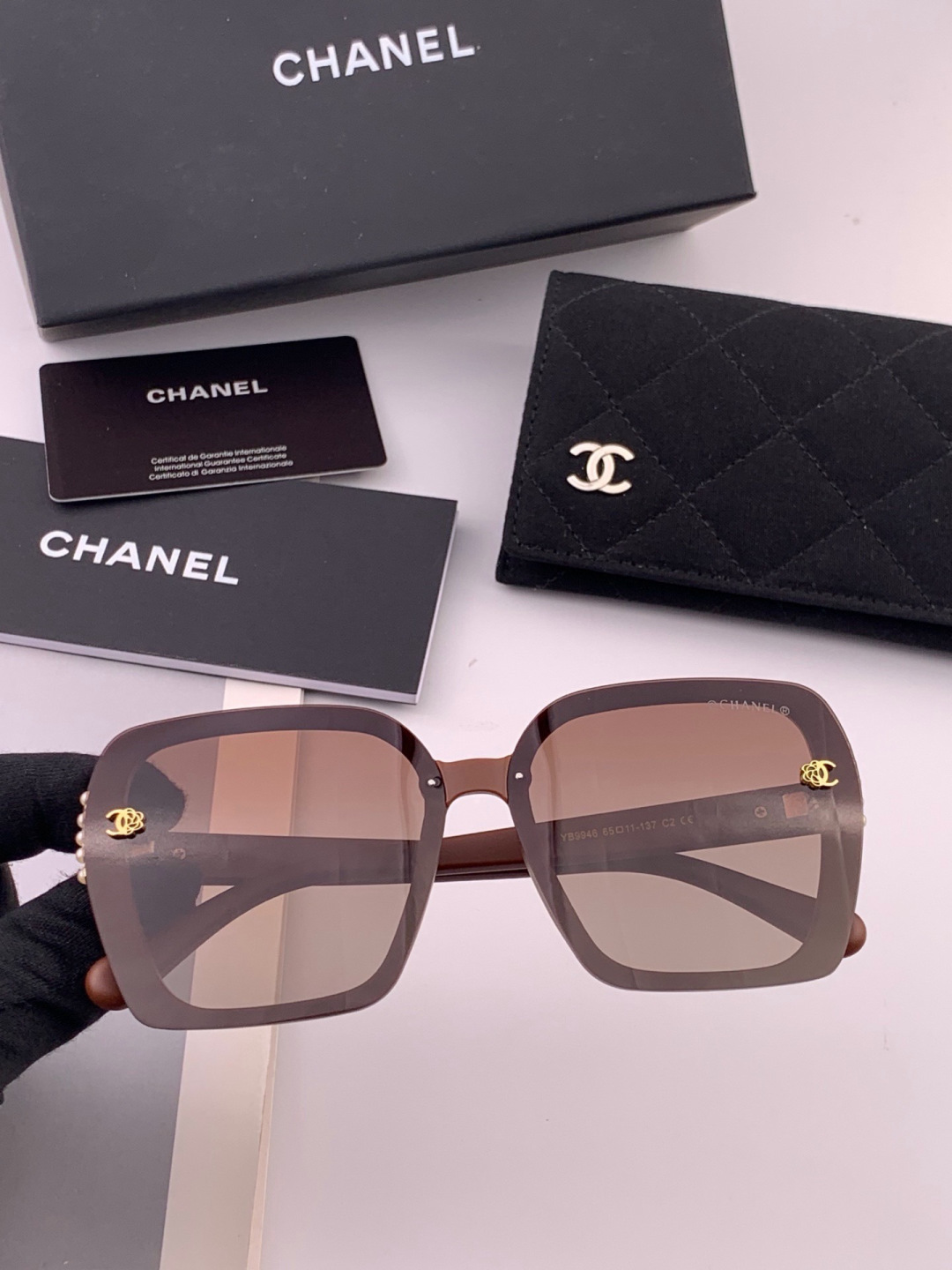 🔺CHANEL🔻官方早春新款，众多明星同款[色]香奈儿‼️‼️新款大框偏光墨镜 ，镜腿LOGO小珍珠🌈🌈