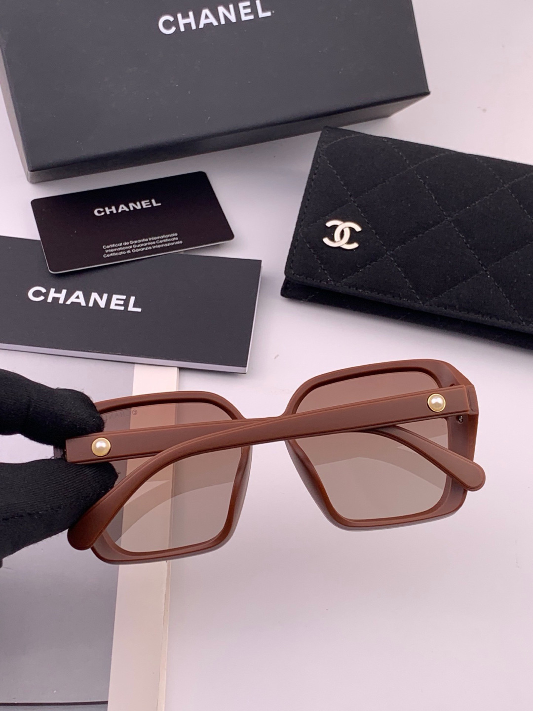 🔺CHANEL🔻官方早春新款，众多明星同款[色]香奈儿‼️‼️新款大框偏光墨镜 ，镜腿LOGO小珍珠🌈🌈