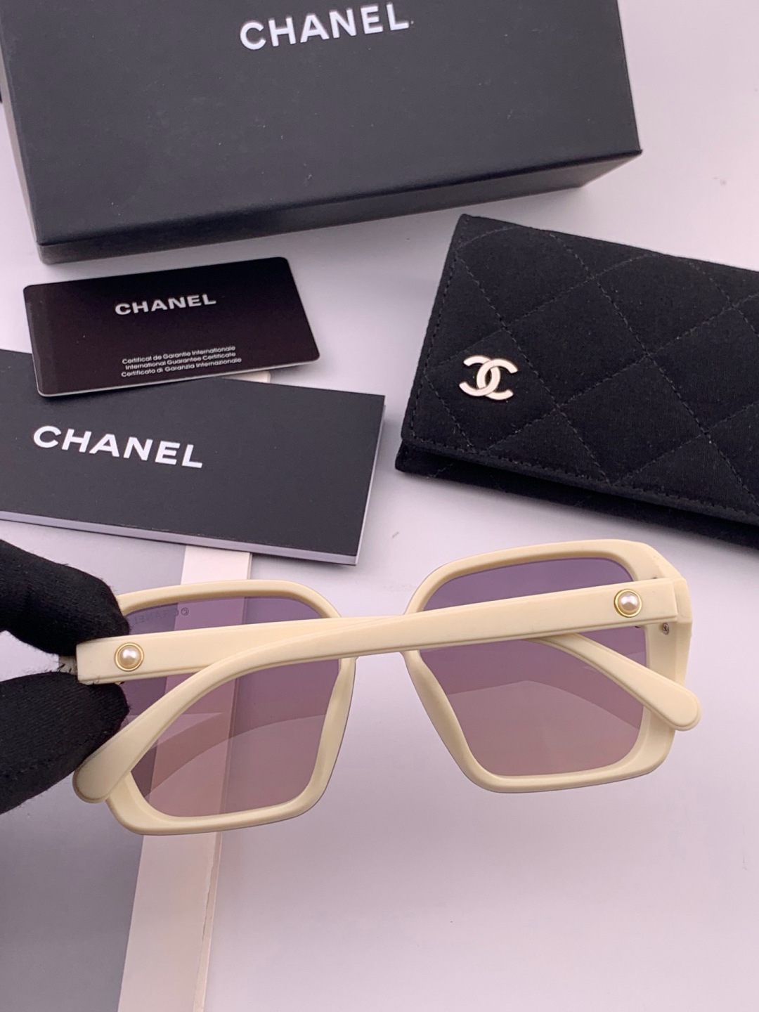 🔺CHANEL🔻官方早春新款，众多明星同款[色]香奈儿‼️‼️新款大框偏光墨镜 ，镜腿LOGO小珍珠🌈🌈