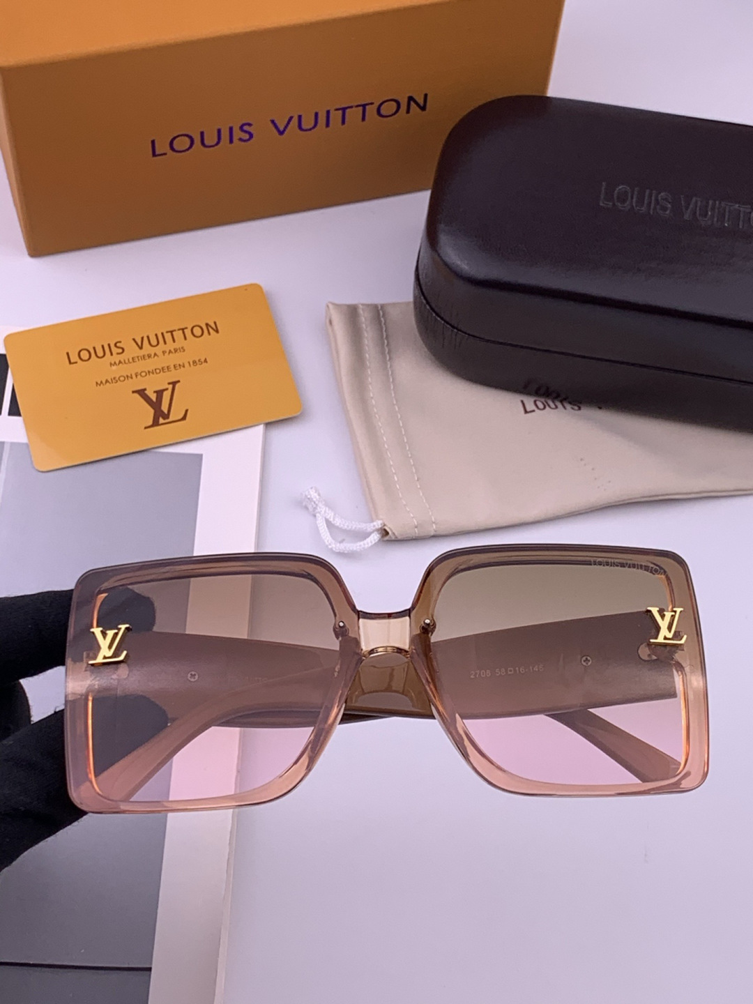 LV 开春新款  潮流爆款 时尚方框太阳镜 高品质 佩戴舒适 网红潮款墨镜 型号 L8270