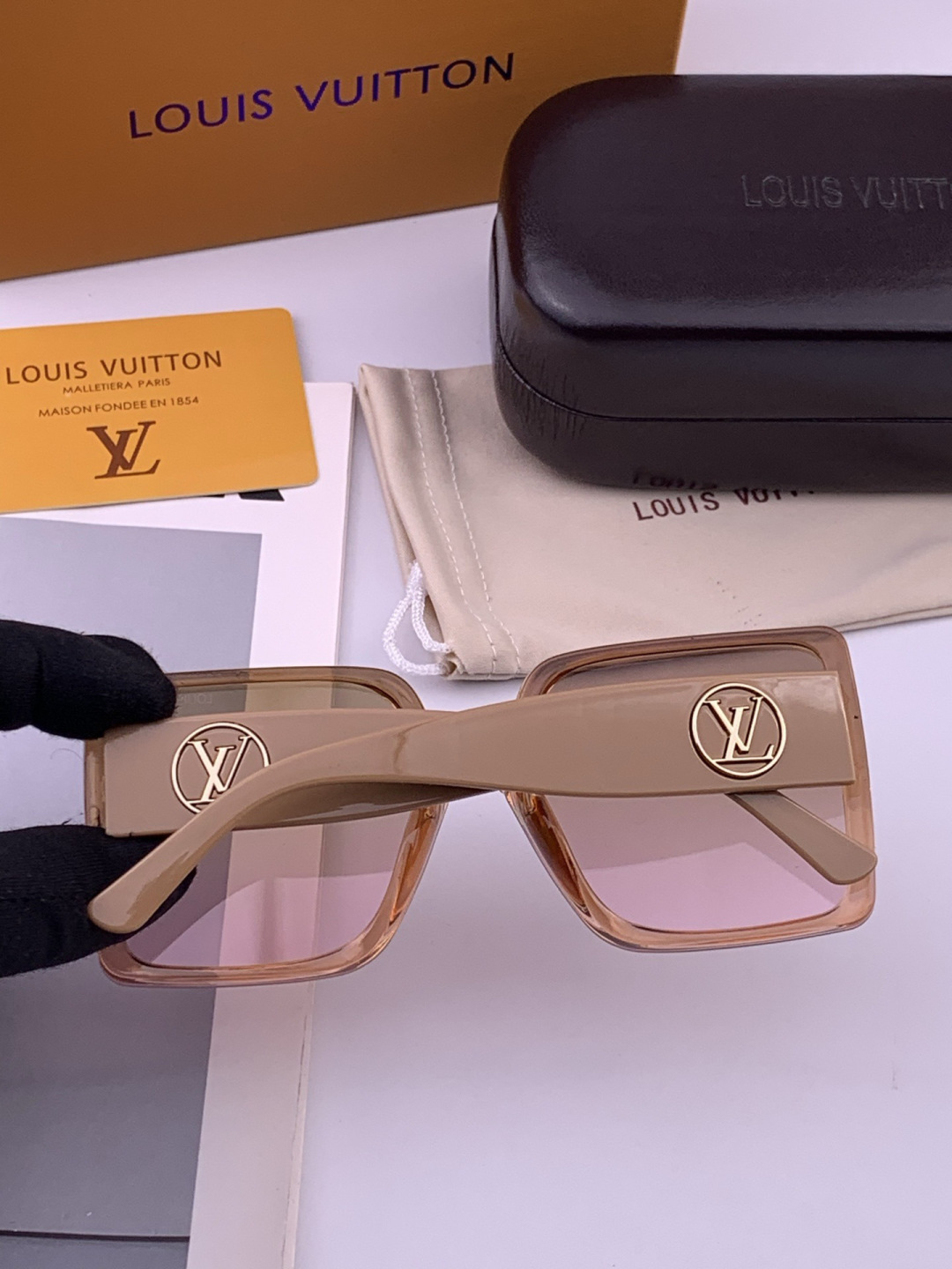 LV 开春新款  潮流爆款 时尚方框太阳镜 高品质 佩戴舒适 网红潮款墨镜 型号 L8270