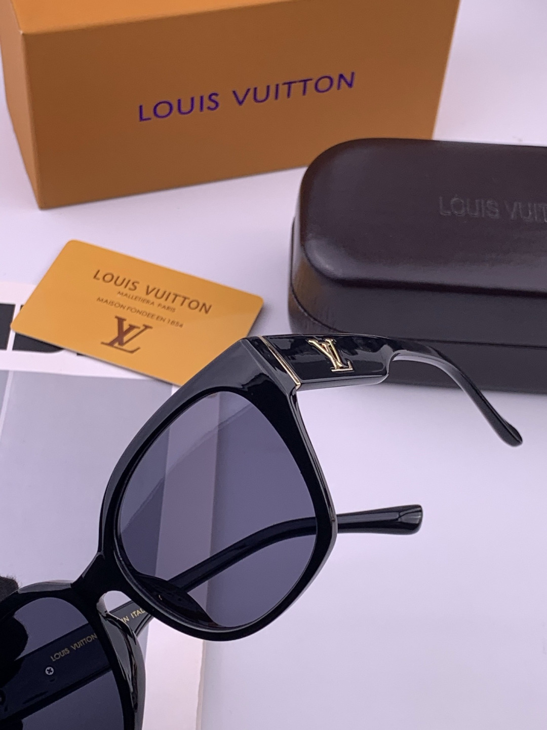 LV 开春新款  潮流爆款 时尚方框太阳镜 高品质 佩戴舒适 网红潮款墨镜 型号 L27001
