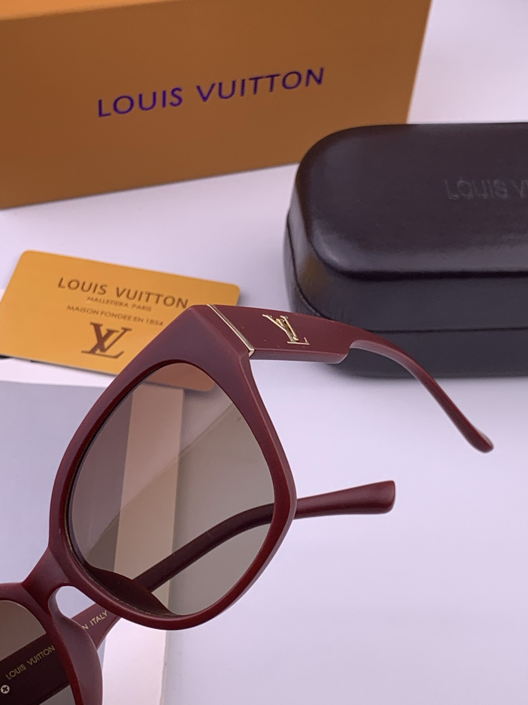 LV 开春新款  潮流爆款 时尚方框太阳镜 高品质 佩戴舒适 网红潮款墨镜 型号 L27001