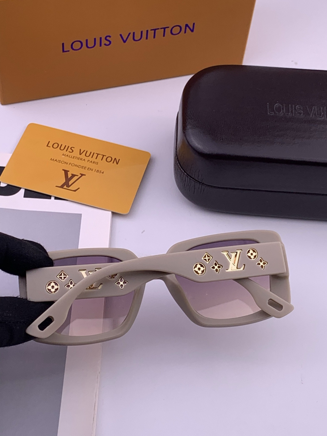 LV 开春新款  潮流爆款 时尚方框太阳镜 高品质 佩戴舒适 网红潮款墨镜 型号 L47001