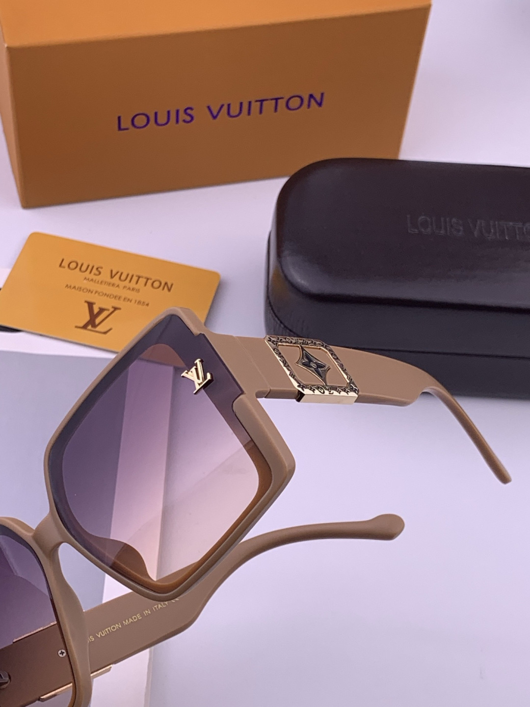 LV 开春新款  潮流爆款 时尚方框太阳镜 高品质 佩戴舒适 网红潮款墨镜 型号 L97003