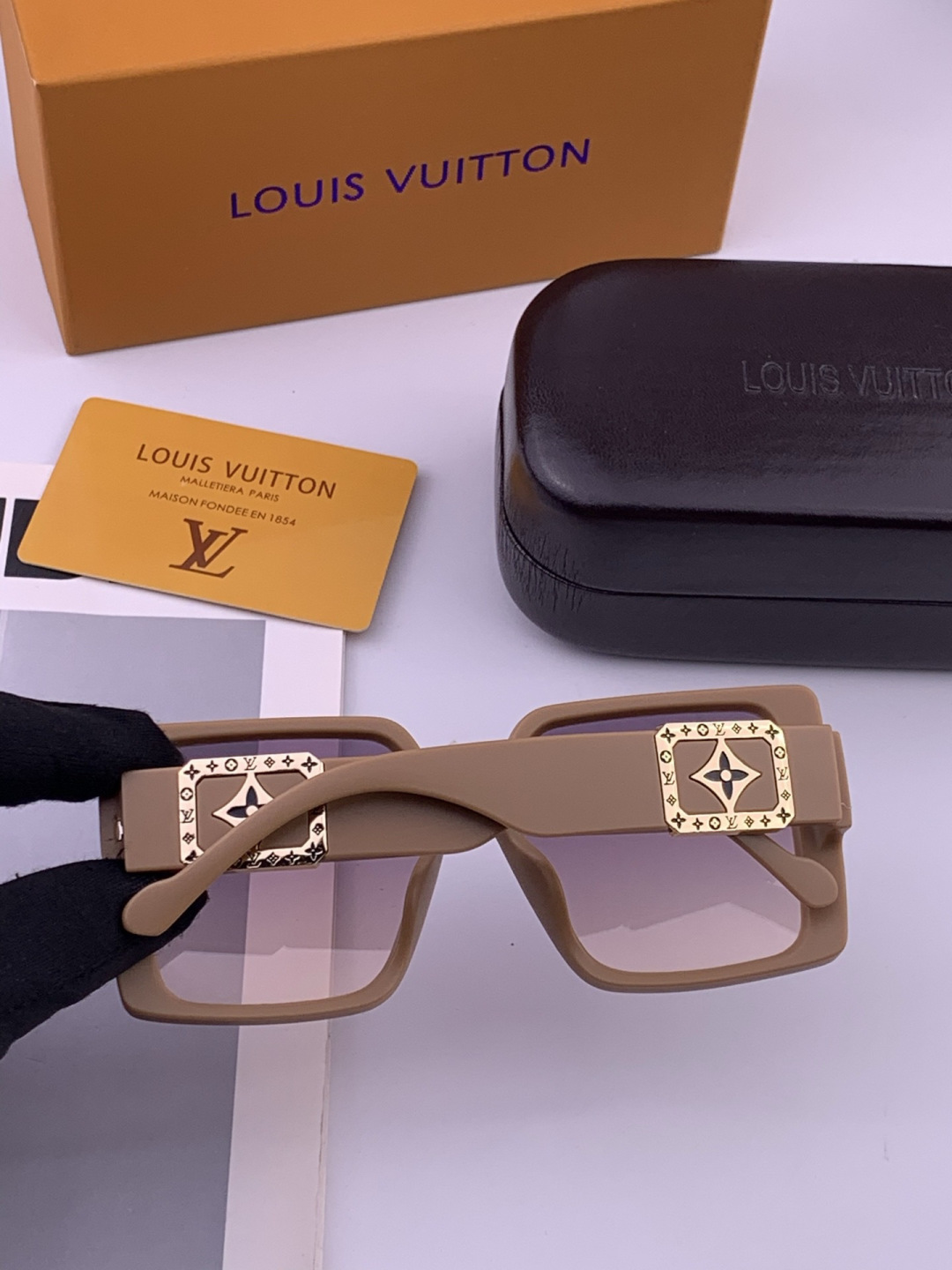 LV 开春新款  潮流爆款 时尚方框太阳镜 高品质 佩戴舒适 网红潮款墨镜 型号 L97003