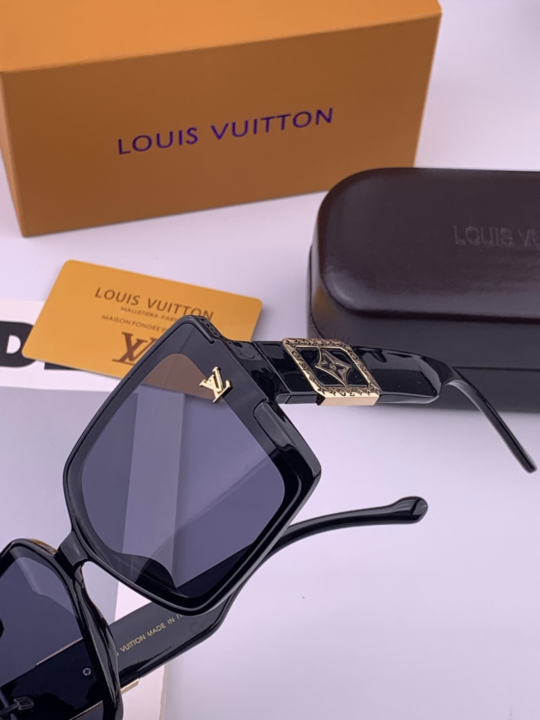 LV 开春新款  潮流爆款 时尚方框太阳镜 高品质 佩戴舒适 网红潮款墨镜 型号 L97003