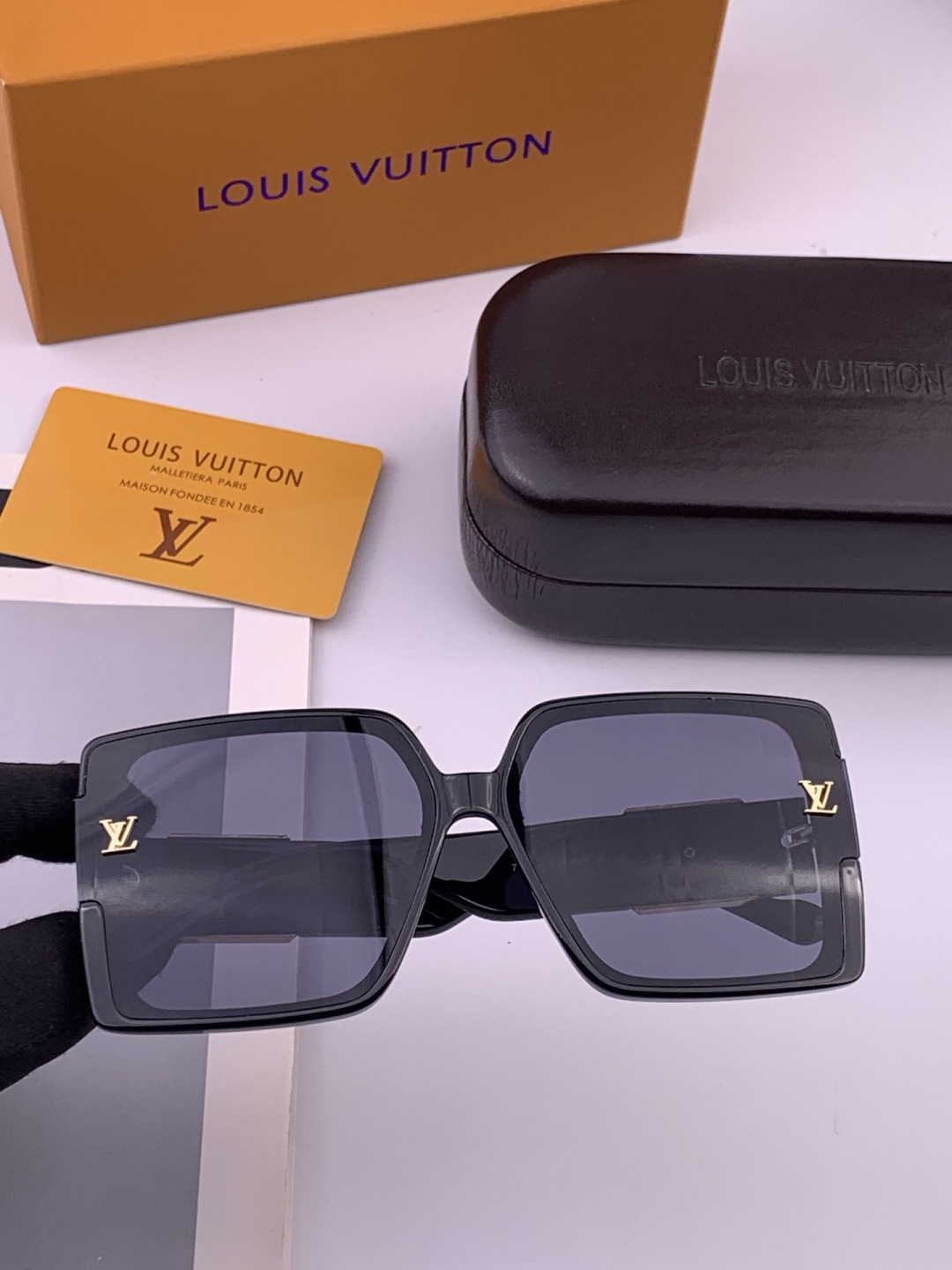 LV 开春新款  潮流爆款 时尚方框太阳镜 高品质 佩戴舒适 网红潮款墨镜 型号 L97003