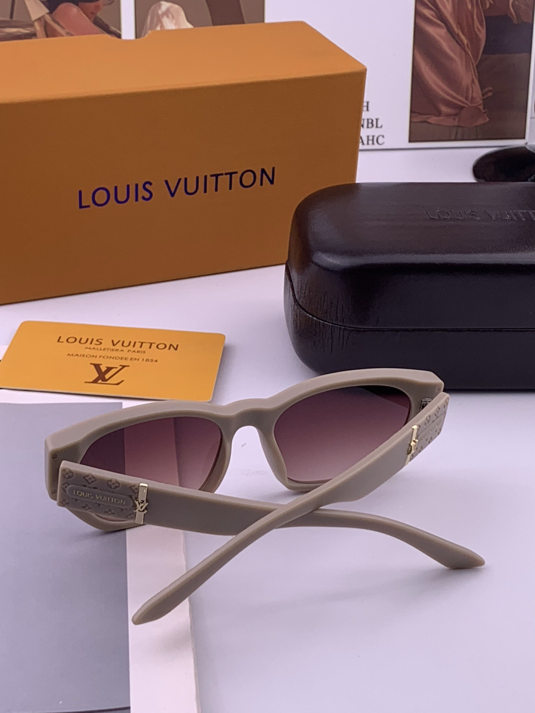 LV 开春新款  潮流爆款 时尚方框太阳镜 高品质 佩戴舒适 网红潮款墨镜 型号 L17000