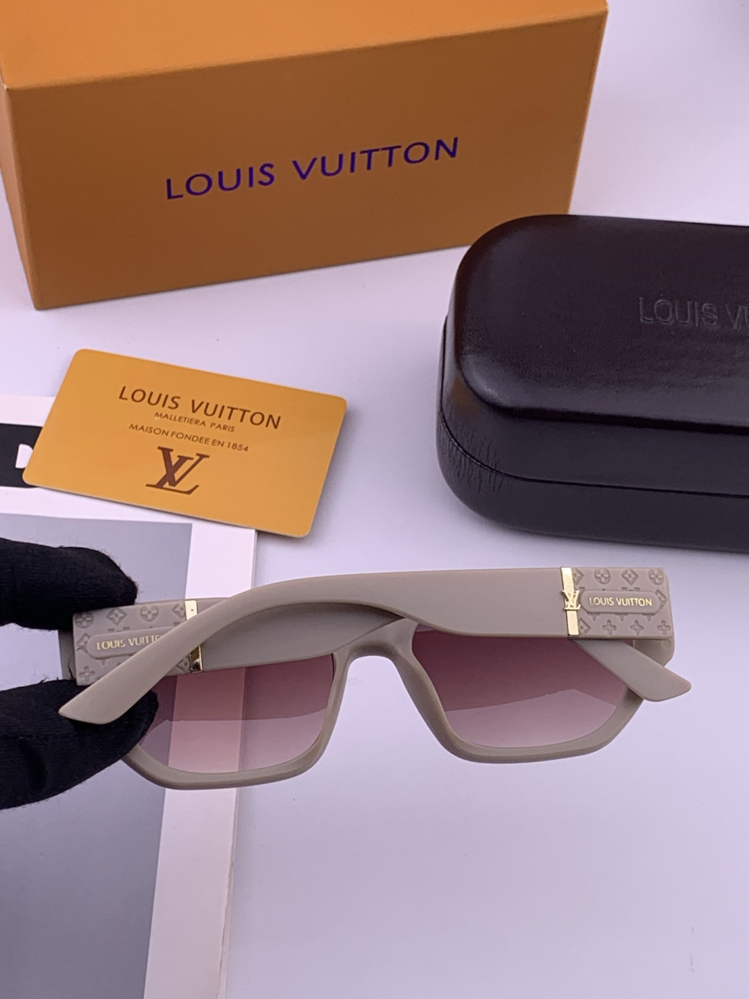 LV 开春新款  潮流爆款 时尚方框太阳镜 高品质 佩戴舒适 网红潮款墨镜 型号 L17000