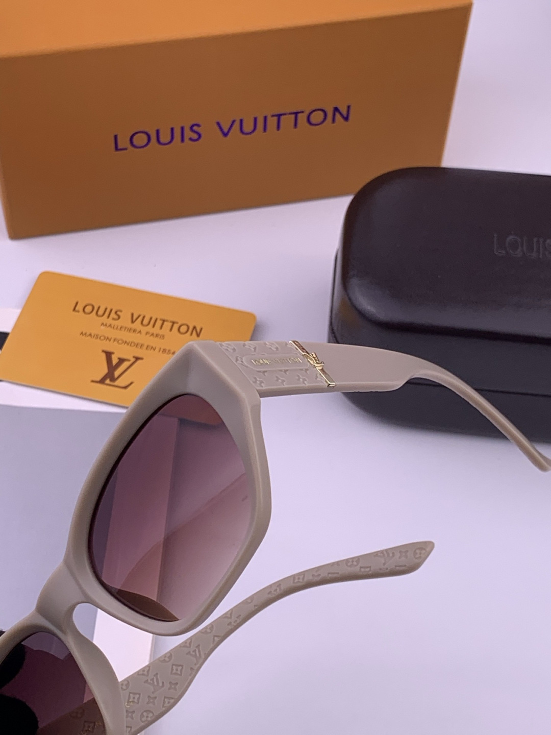 LV 开春新款  潮流爆款 时尚方框太阳镜 高品质 佩戴舒适 网红潮款墨镜 型号 L17000