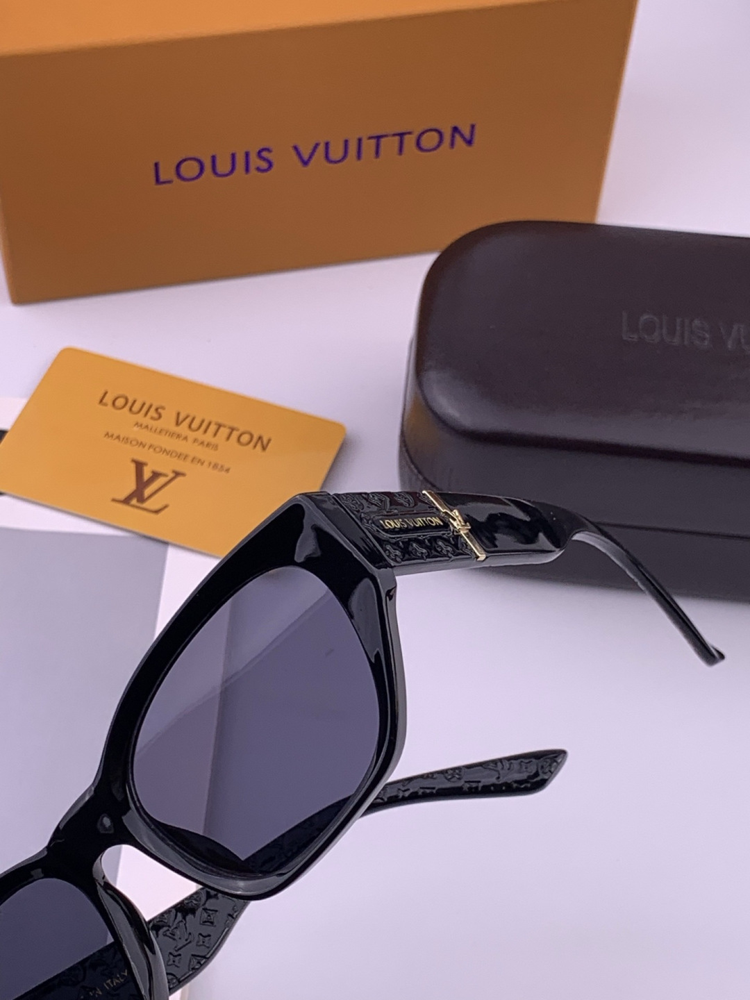 LV 开春新款  潮流爆款 时尚方框太阳镜 高品质 佩戴舒适 网红潮款墨镜 型号 L17000