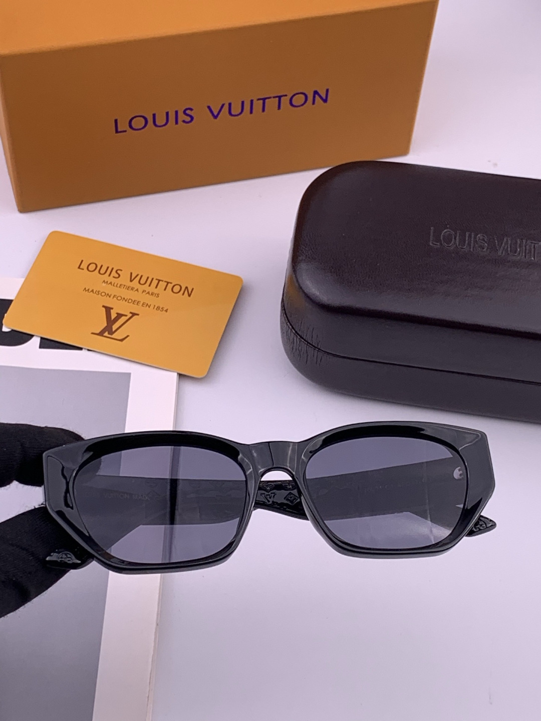 LV 开春新款  潮流爆款 时尚方框太阳镜 高品质 佩戴舒适 网红潮款墨镜 型号 L17000