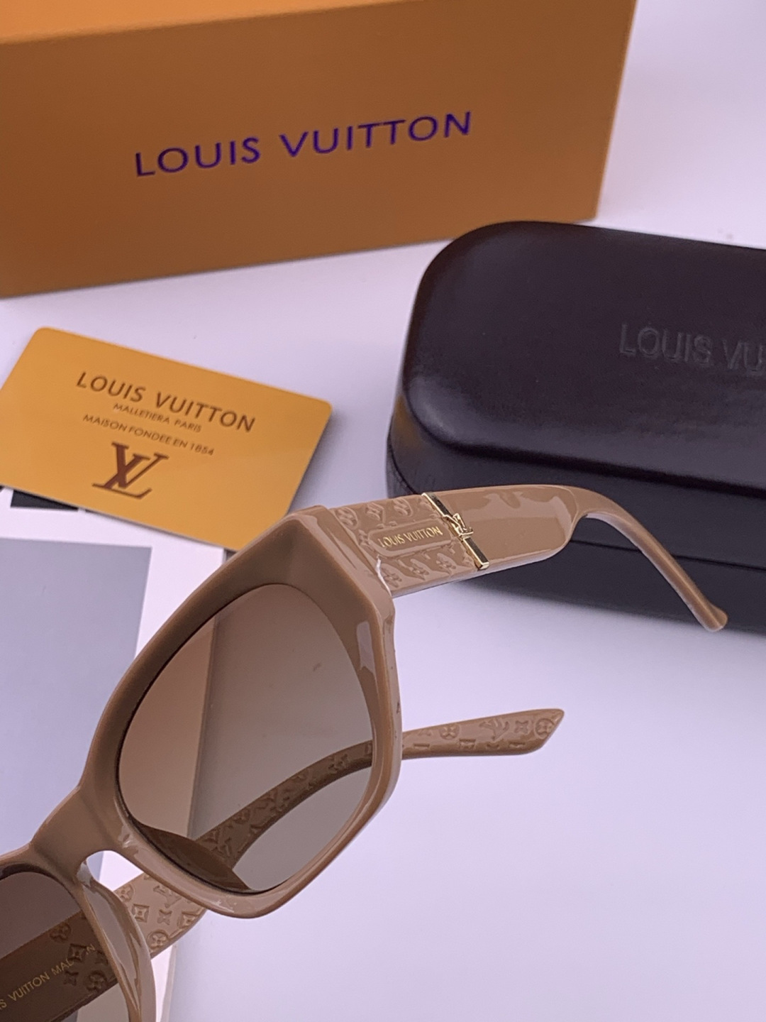 LV 开春新款  潮流爆款 时尚方框太阳镜 高品质 佩戴舒适 网红潮款墨镜 型号 L17000