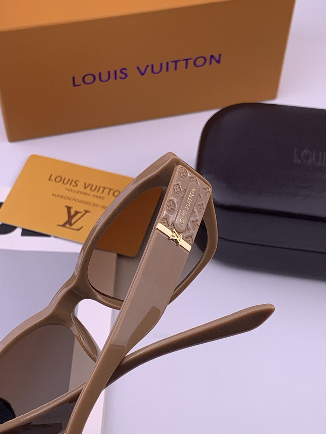 LV 开春新款  潮流爆款 时尚方框太阳镜 高品质 佩戴舒适 网红潮款墨镜 型号 L17000