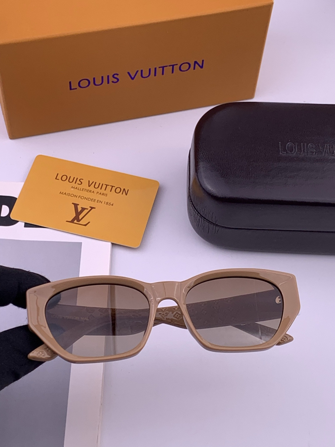 LV 开春新款  潮流爆款 时尚方框太阳镜 高品质 佩戴舒适 网红潮款墨镜 型号 L17000