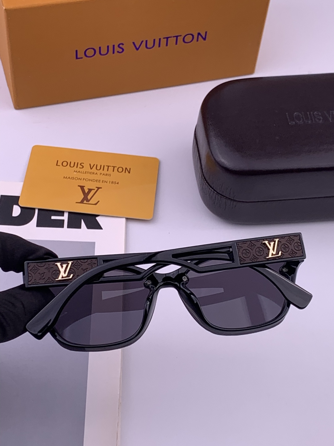 LV 开春新款  潮流爆款 时尚方框太阳镜 高品质 佩戴舒适 网红潮款墨镜 型号L7310