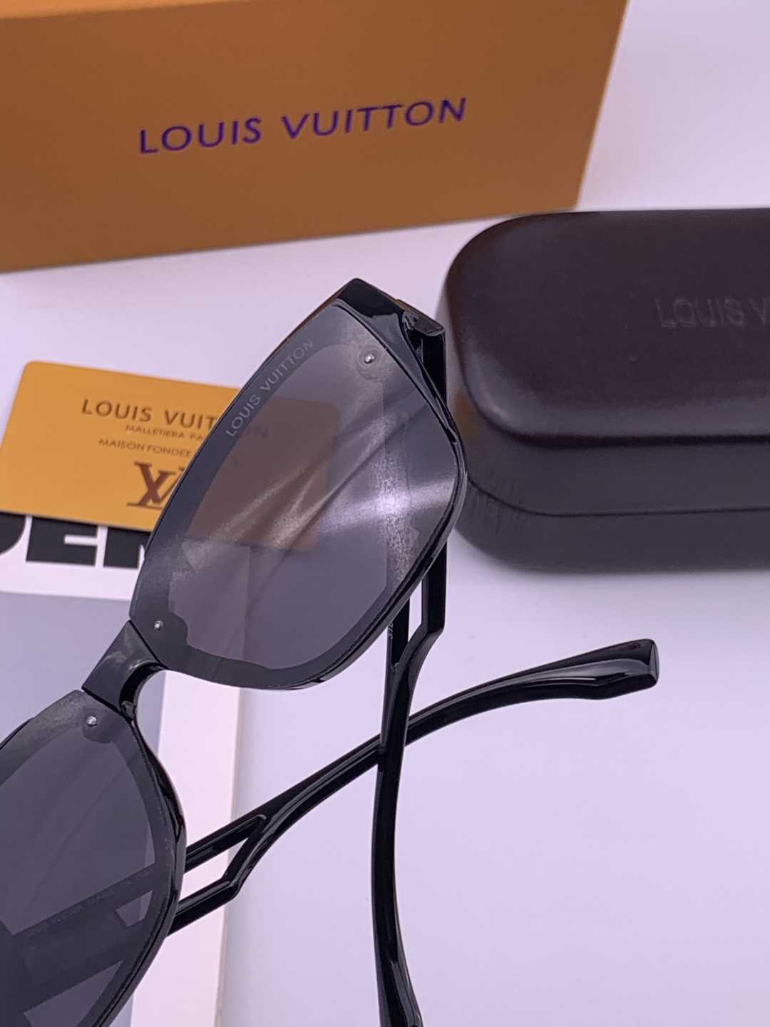LV 开春新款  潮流爆款 时尚方框太阳镜 高品质 佩戴舒适 网红潮款墨镜 型号L7310