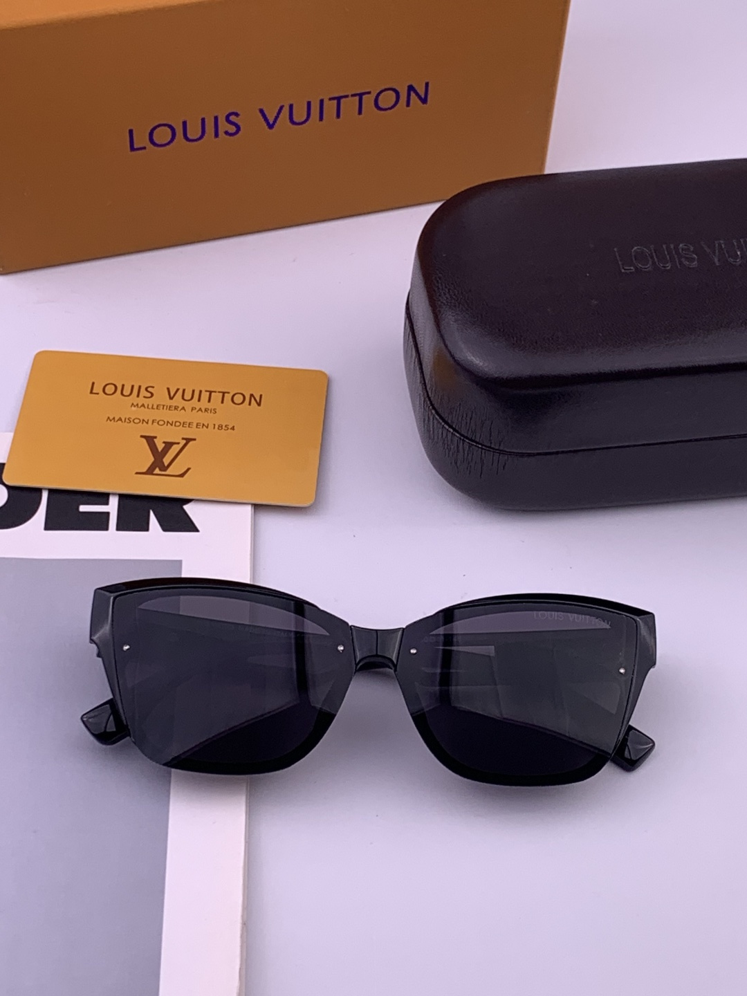 LV 开春新款  潮流爆款 时尚方框太阳镜 高品质 佩戴舒适 网红潮款墨镜 型号L7310