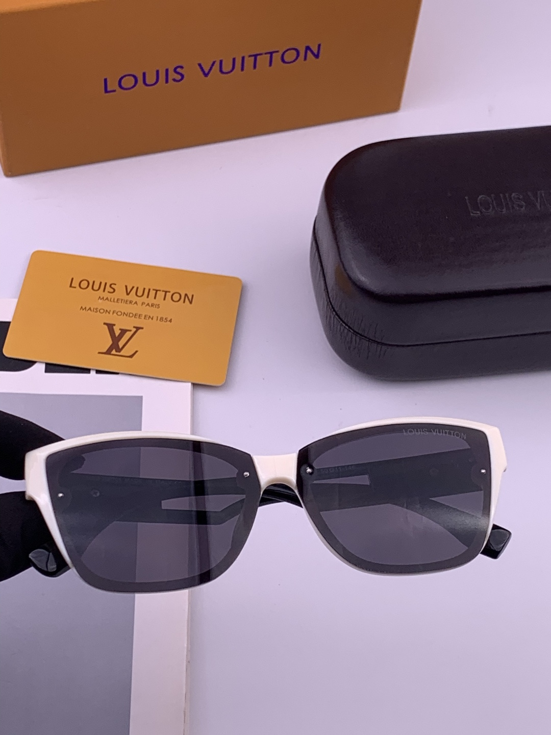 LV 开春新款  潮流爆款 时尚方框太阳镜 高品质 佩戴舒适 网红潮款墨镜 型号L7310