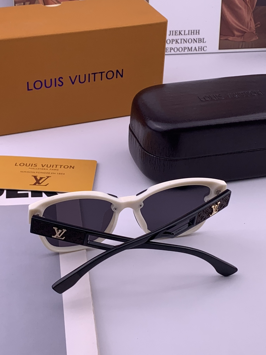LV 开春新款  潮流爆款 时尚方框太阳镜 高品质 佩戴舒适 网红潮款墨镜 型号L7310