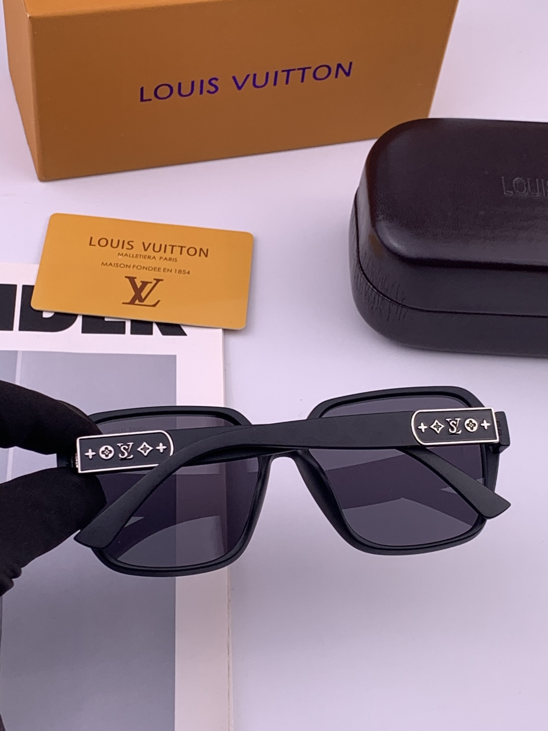 LV 开春新款  潮流爆款 时尚方框太阳镜 高品质 佩戴舒适 网红潮款墨镜 型号L3305