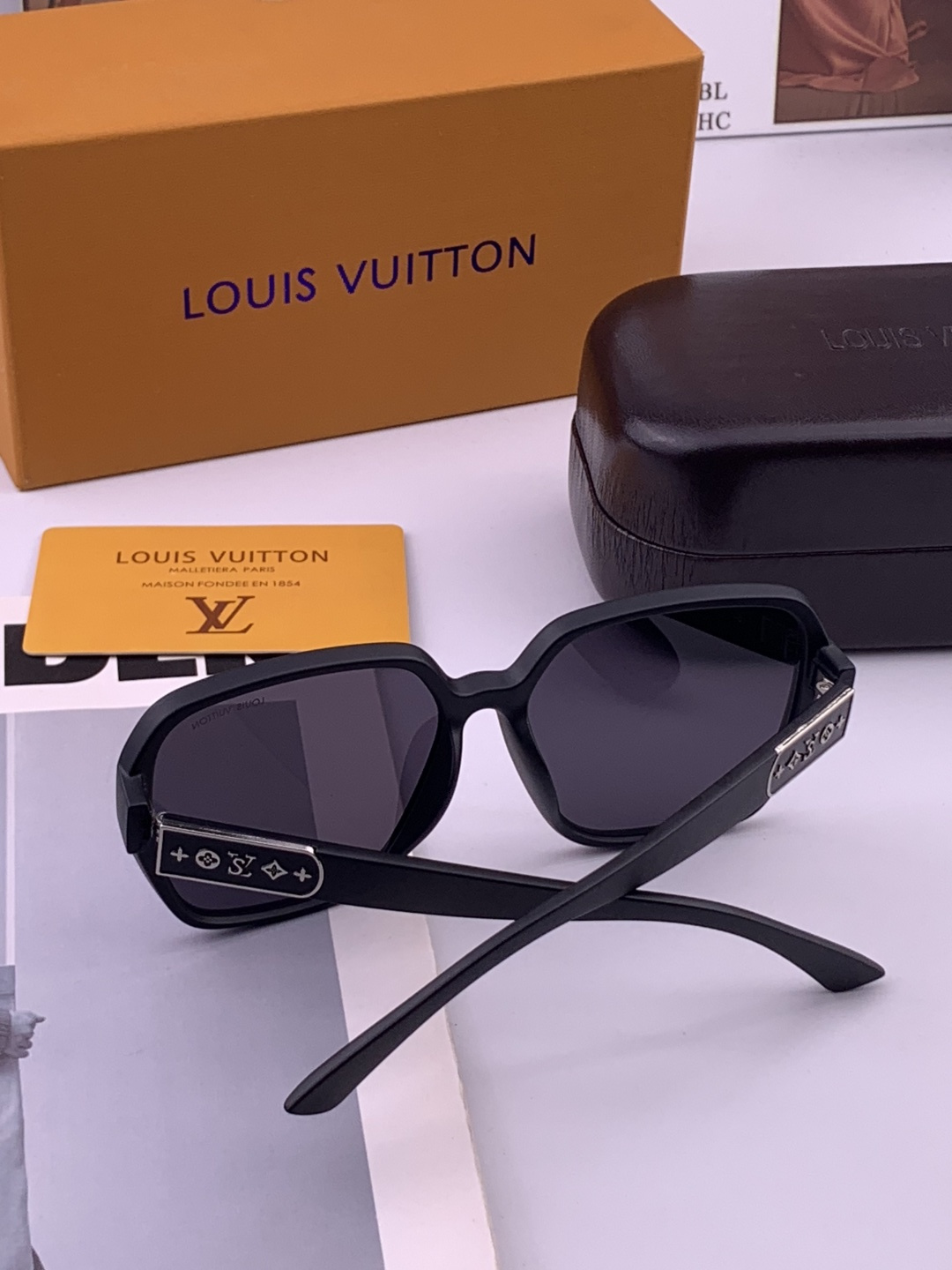 LV 开春新款  潮流爆款 时尚方框太阳镜 高品质 佩戴舒适 网红潮款墨镜 型号L3305