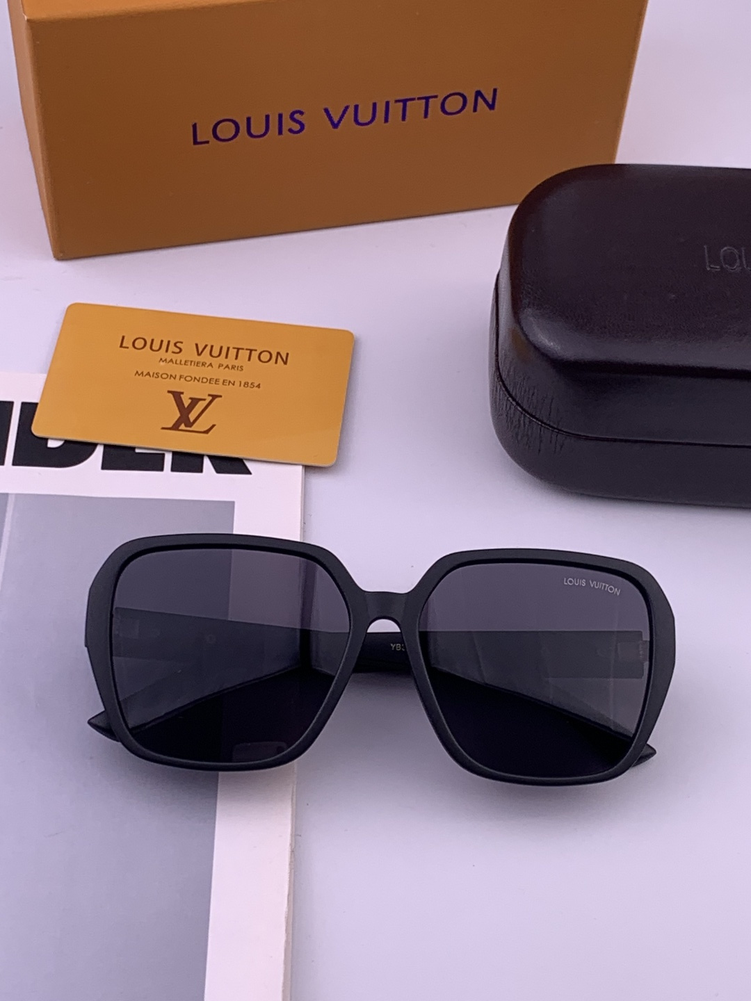 LV 开春新款  潮流爆款 时尚方框太阳镜 高品质 佩戴舒适 网红潮款墨镜 型号L3305